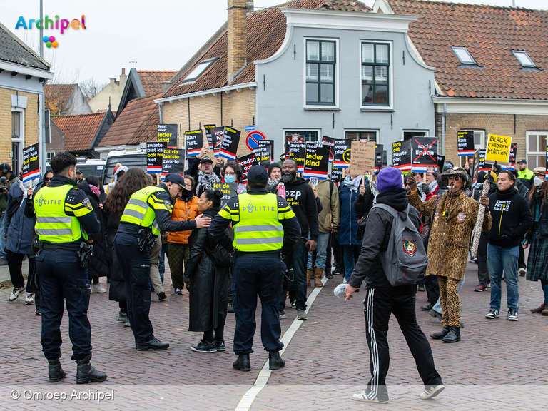 Foto behorende bij Sinterklaas veilig aangekomen in Middelharnis te midden van bijzondere sfeer