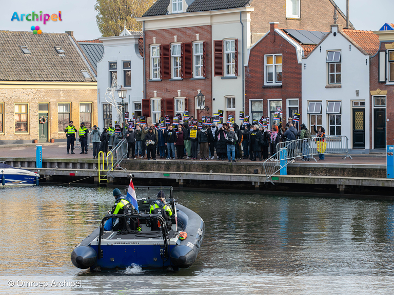 Foto behorende bij Sinterklaas veilig aangekomen in Middelharnis te midden van bijzondere sfeer