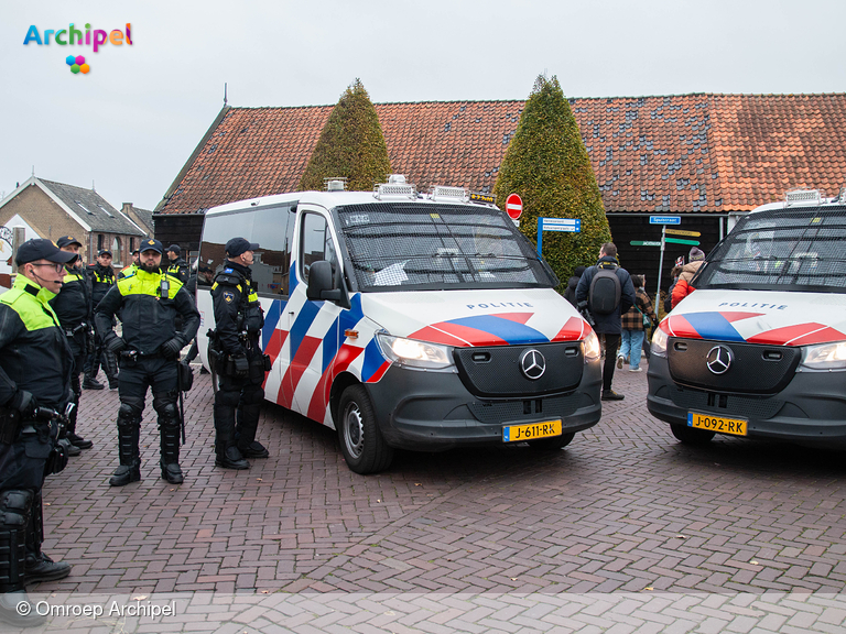 Foto behorende bij Sinterklaas veilig aangekomen in Middelharnis te midden van bijzondere sfeer