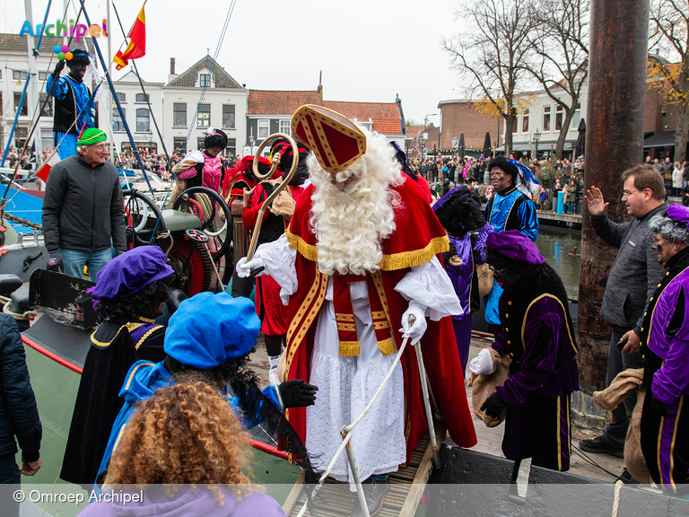 Foto behorende bij Sinterklaas veilig aangekomen in Middelharnis te midden van bijzondere sfeer