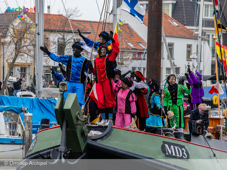 Foto behorende bij Sinterklaas veilig aangekomen in Middelharnis te midden van bijzondere sfeer