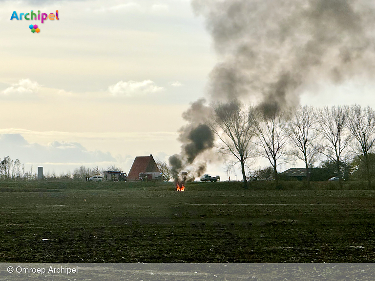 Foto behorende bij Auto van de dijk en in brand bij Herkingen