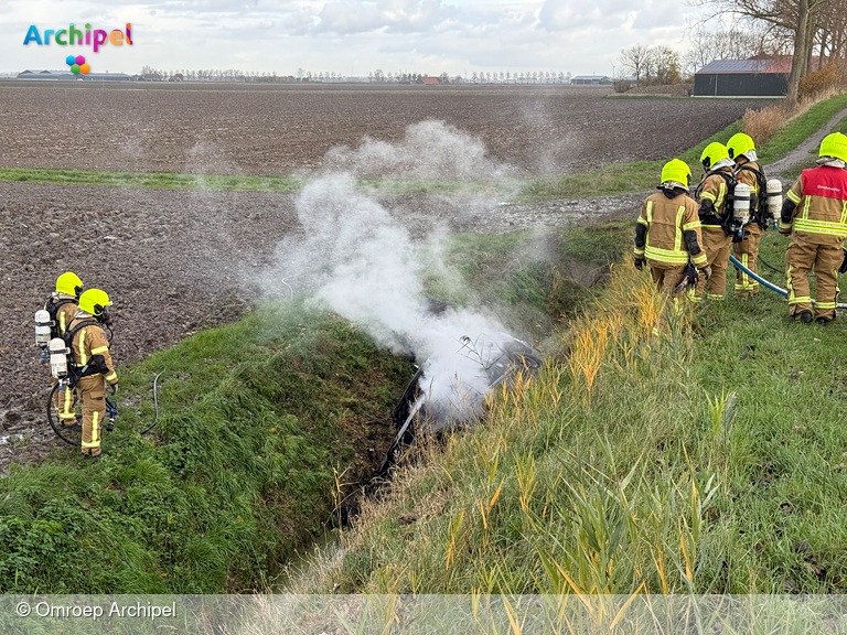 Foto behorende bij Auto van de dijk en in brand bij Herkingen