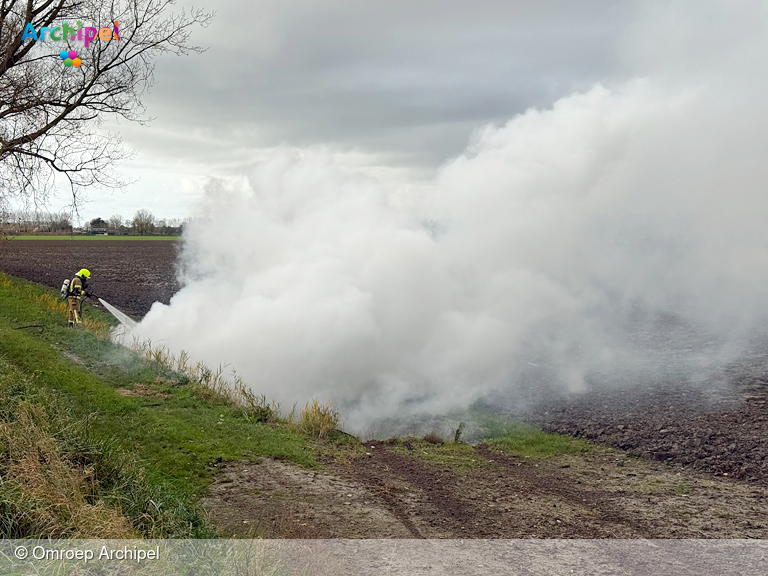 Foto behorende bij Auto van de dijk en in brand bij Herkingen