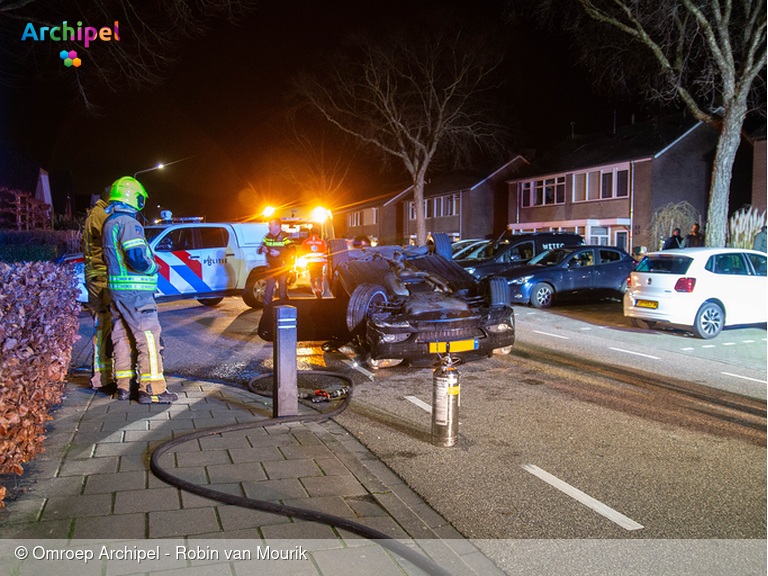 Foto behorende bij Auto raakt geparkeerde voertuigen en slaat over de kop