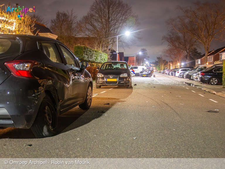 Foto behorende bij Auto raakt geparkeerde voertuigen en slaat over de kop