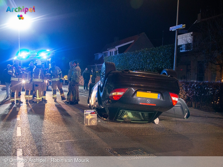 Foto behorende bij Auto raakt geparkeerde voertuigen en slaat over de kop