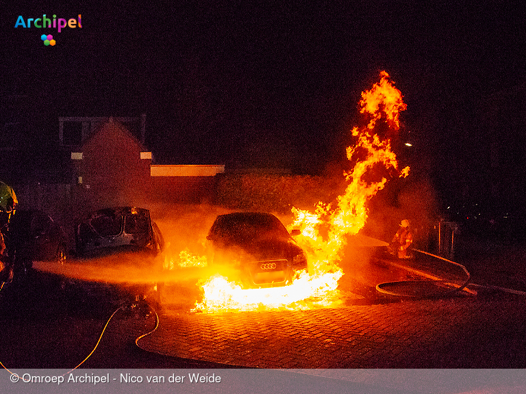 Foto behorende bij Autobrand in Sommelsdijk verwoest twee voertuigen