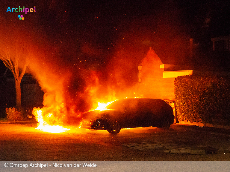 Foto behorende bij Autobrand in Sommelsdijk verwoest twee voertuigen