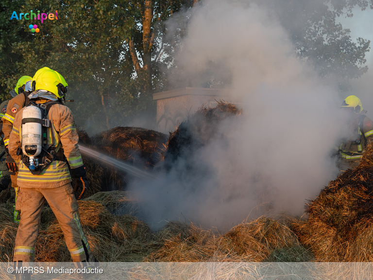 Foto behorende bij Brandweer blust hooibrand bij Oude-Tonge