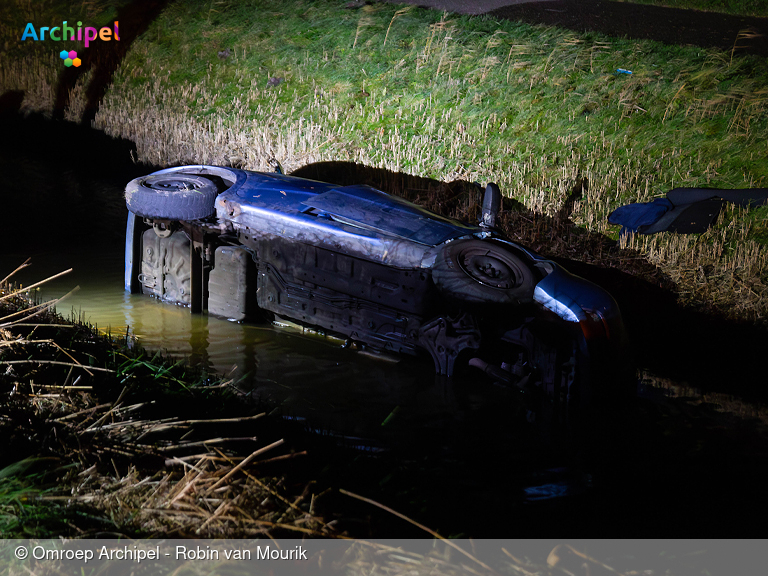 Foto behorende bij Auto raakt te water, bestuurder gewond naar ziekenhuis