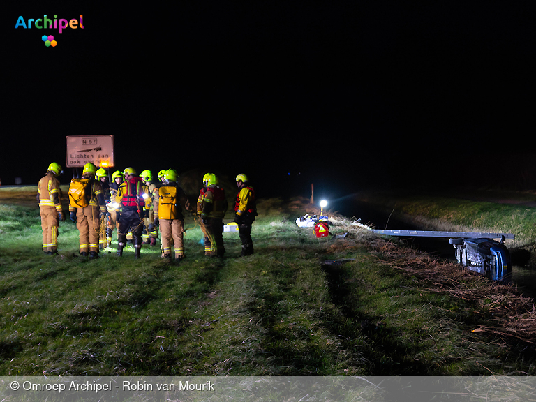 Foto behorende bij Auto raakt te water, bestuurder gewond naar ziekenhuis