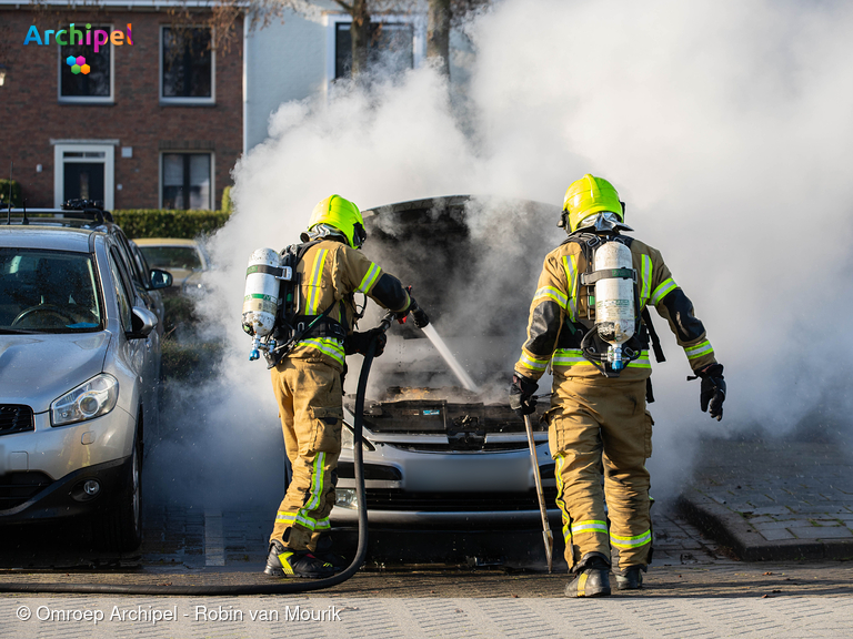 Foto behorende bij Brand verwoest auto op parkeerplaats