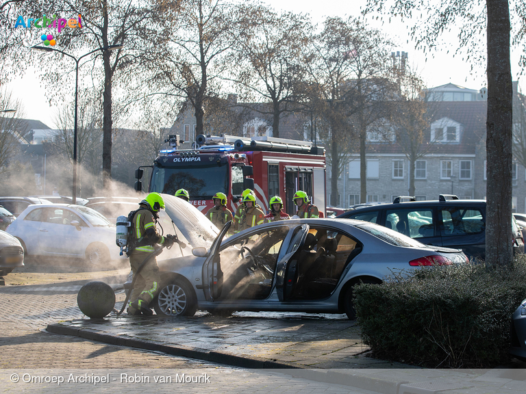 Foto behorende bij Brand verwoest auto op parkeerplaats