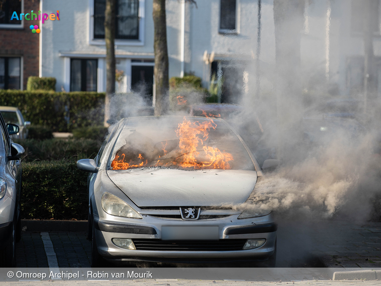 Foto behorende bij Brand verwoest auto op parkeerplaats