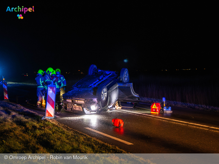 Foto behorende bij Auto over de kop door botsing met andere personenwagen