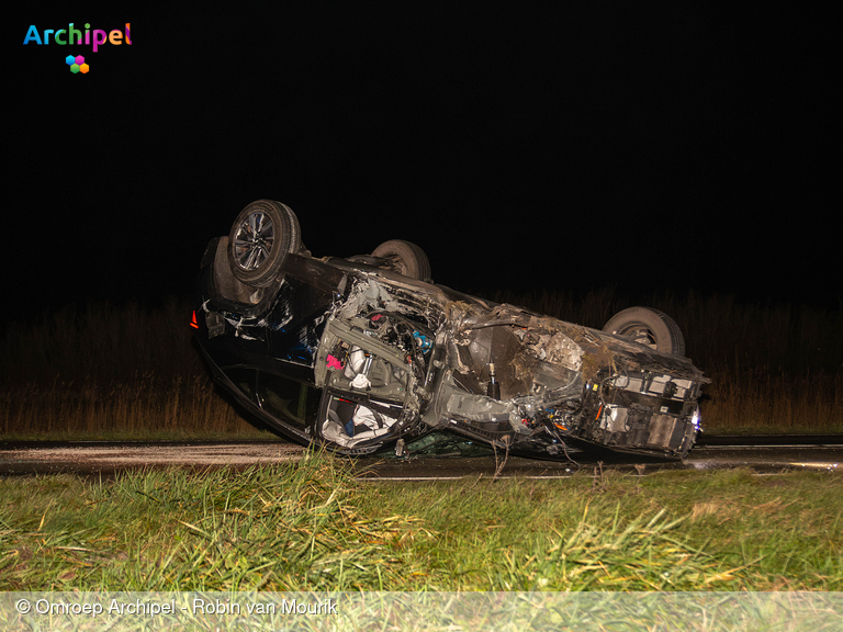 Foto behorende bij Auto over de kop door botsing met andere personenwagen