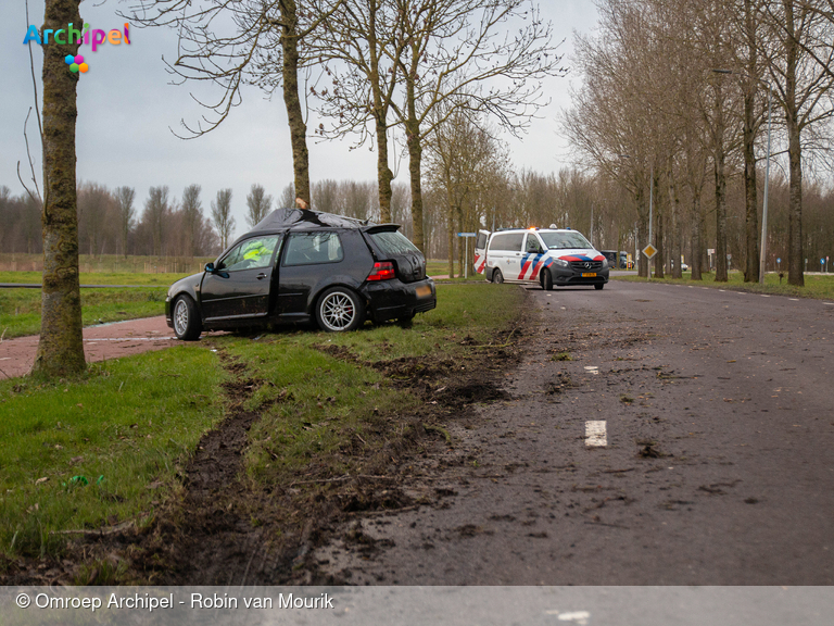 Foto behorende bij Automobilist zwaargewond na botsing tegen boom