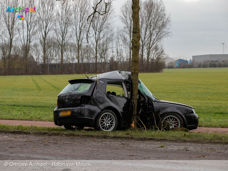 Foto behorende bij Automobilist zwaargewond na botsing tegen boom