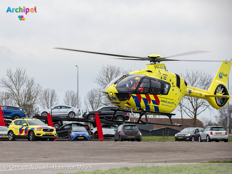 Foto behorende bij Automobilist zwaargewond na botsing tegen boom