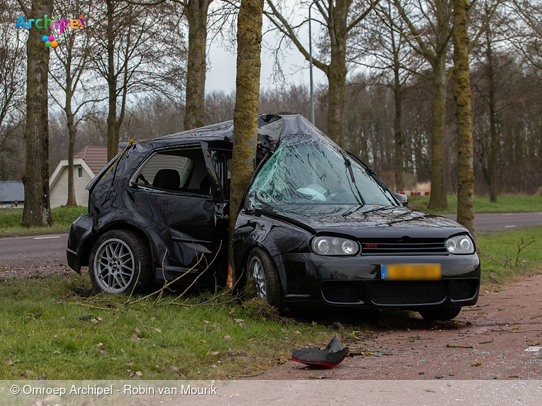 Foto behorende bij Automobilist zwaargewond na botsing tegen boom