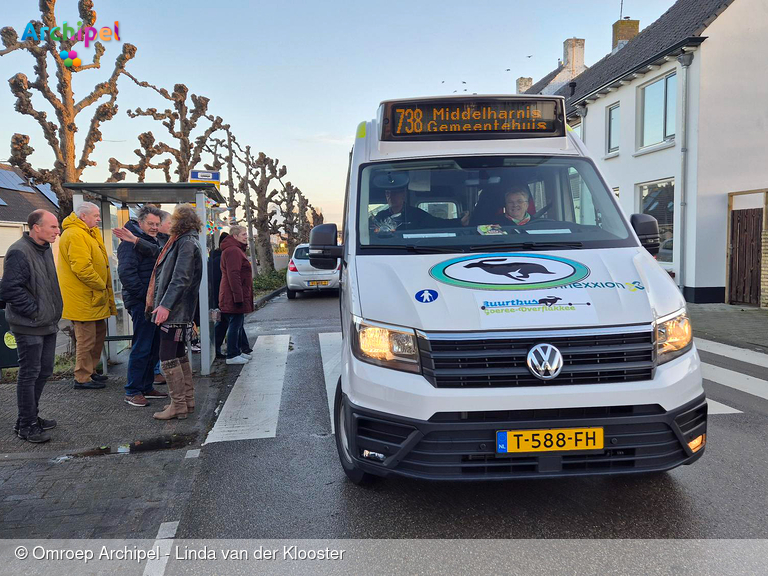 Foto behorende bij Eerste buurtbuslijn naar Herkingen feestelijk in gebruik genomen