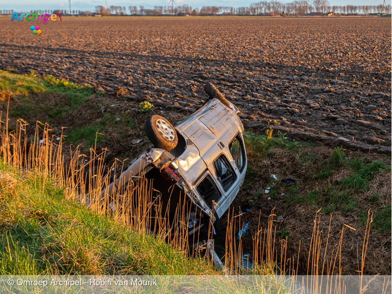 Foto behorende bij Auto door botsing in de sloot beland