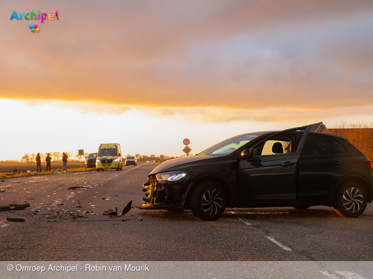 Foto behorende bij Auto door botsing in de sloot beland