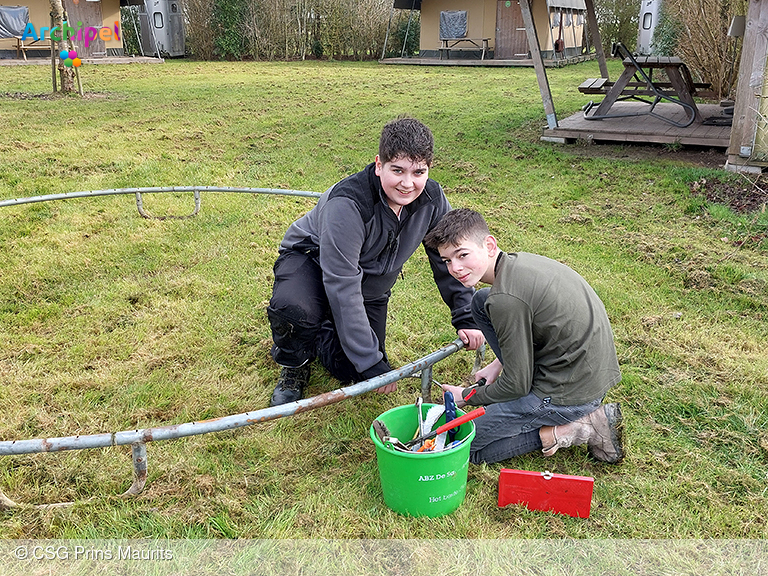 Foto behorende bij Vmbo-leerlingen CSG Prins Maurits steken handen uit de mouwen tijdens PMdoet!