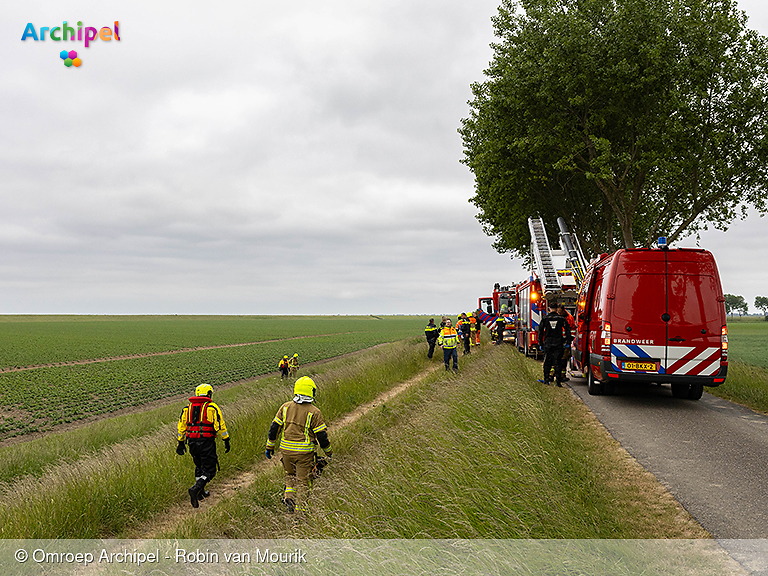 Foto behorende bij Auto te water: inzittenden lopen naar N57 om hulp te zoeken