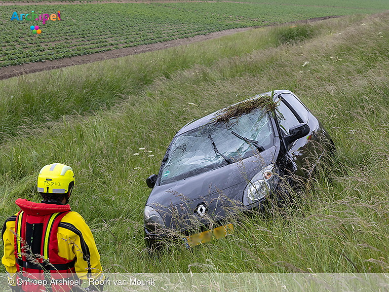 Foto behorende bij Auto te water: inzittenden lopen naar N57 om hulp te zoeken