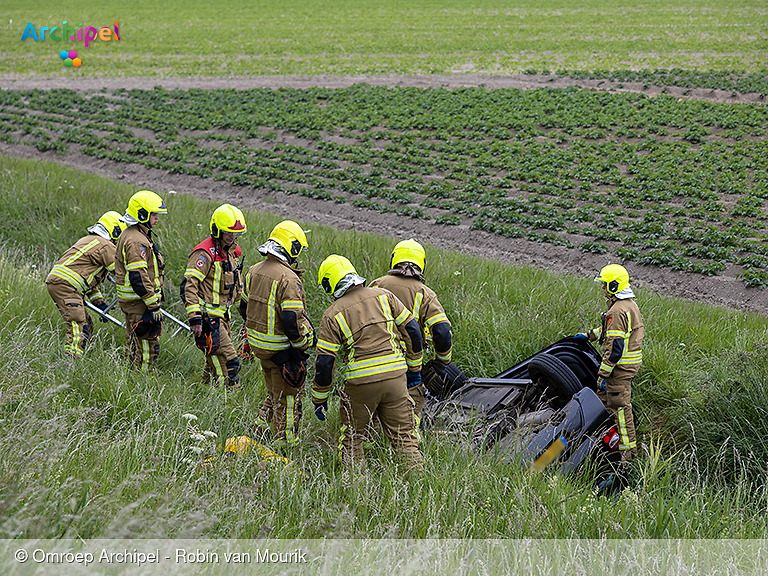 Foto behorende bij Auto te water: inzittenden lopen naar N57 om hulp te zoeken