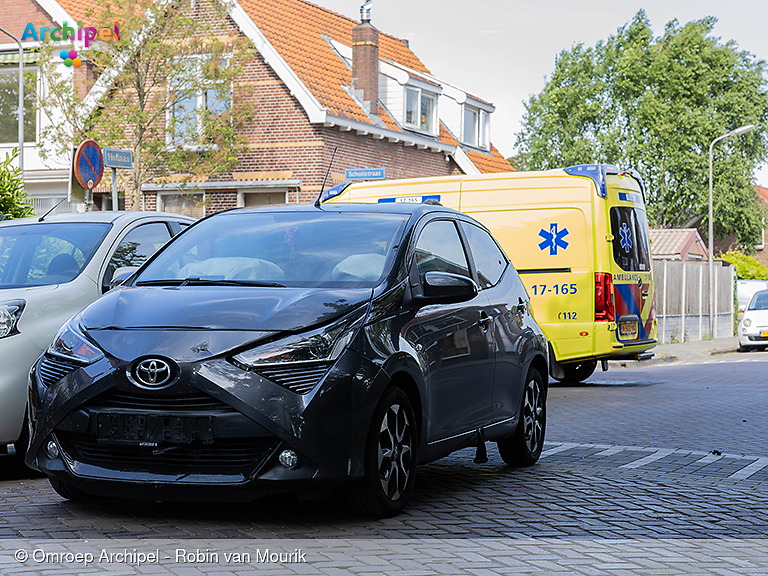 Foto behorende bij Personenwagen en brommer in botsing 