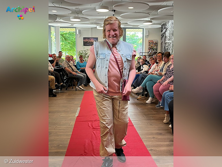 Foto behorende bij Mode met een glimlach bij Zuidwester op Hernesseroord