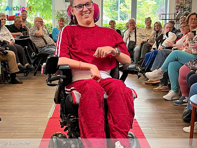 Foto behorende bij Mode met een glimlach bij Zuidwester op Hernesseroord