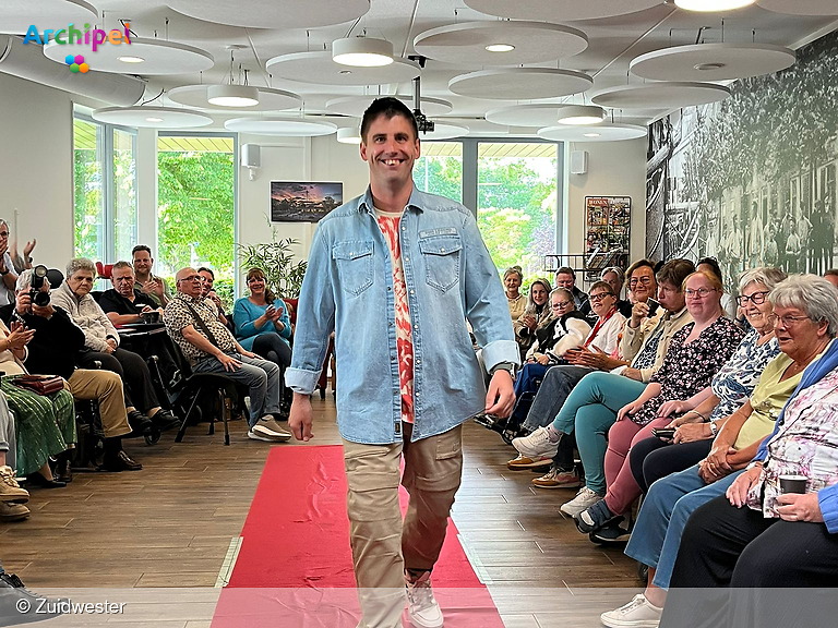 Foto behorende bij Mode met een glimlach bij Zuidwester op Hernesseroord