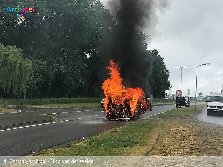Foto behorende bij Volkswagen Transporter brandt uit