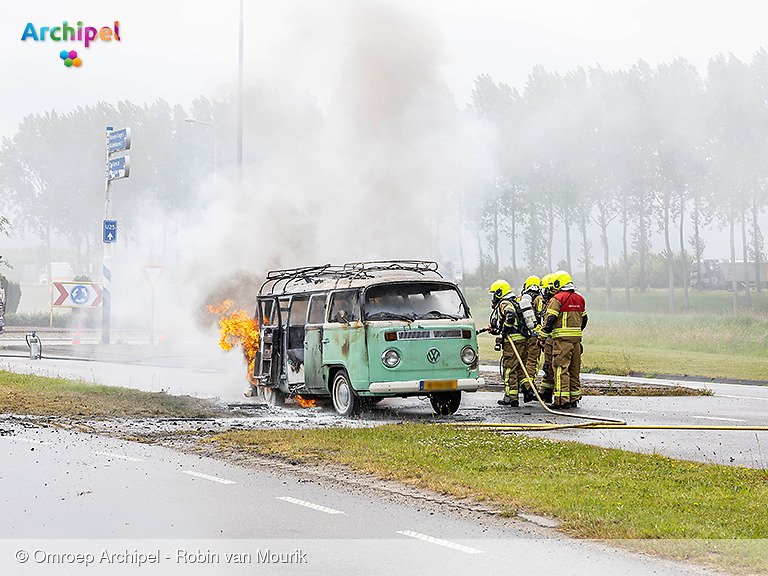 Foto behorende bij Volkswagen Transporter brandt uit