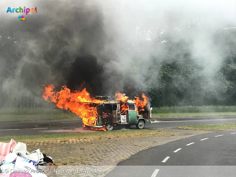Foto behorende bij Volkswagen Transporter brandt uit