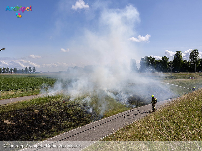 Foto behorende bij Brandweer blust bermbrand bij fietstunnel