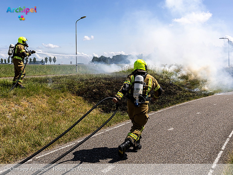 Foto behorende bij Brandweer blust bermbrand bij fietstunnel