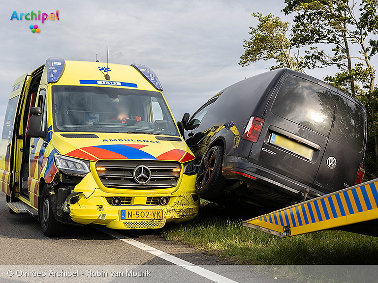 Foto behorende bij Ambulance botst op bestelwagen op de N215