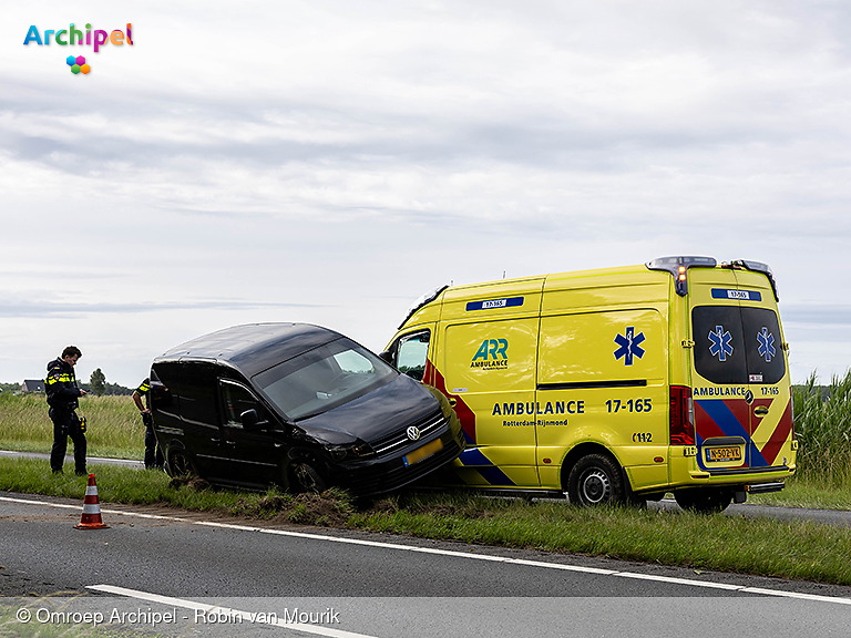 Foto behorende bij Ambulance botst op bestelwagen op de N215
