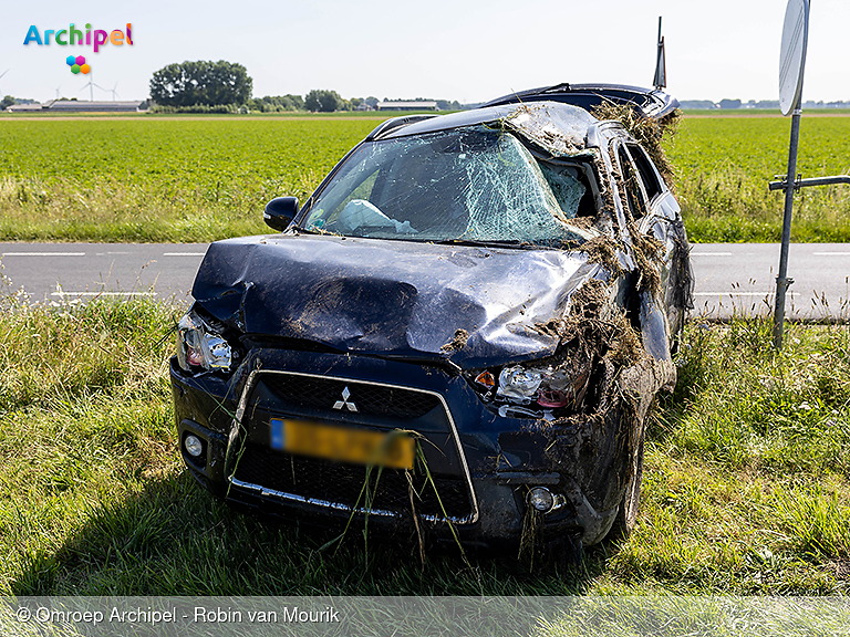 Foto behorende bij  Automobilist en hondje raken van de weg op de N215 