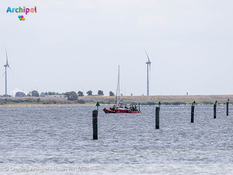 Foto behorende bij Brandweer en KNRM rukken uit voor surfer in nood