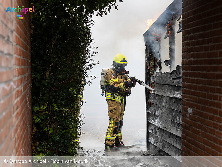 Foto behorende bij Grote rookwolk in Middelharnis door brand