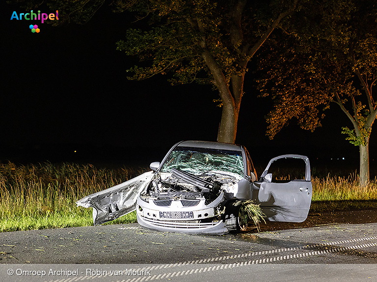Foto behorende bij Auto tegen boom: meerdere gewonden