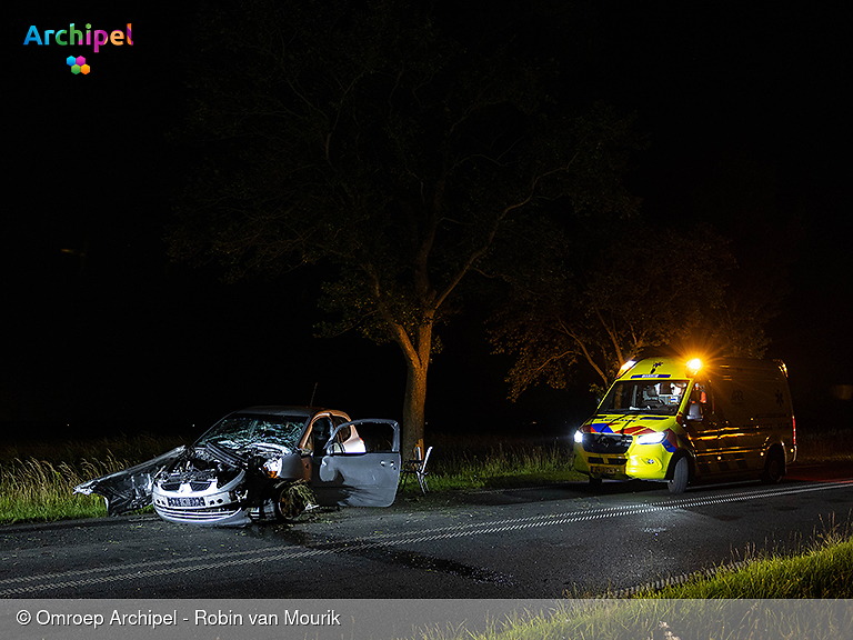 Foto behorende bij Auto tegen boom: meerdere gewonden