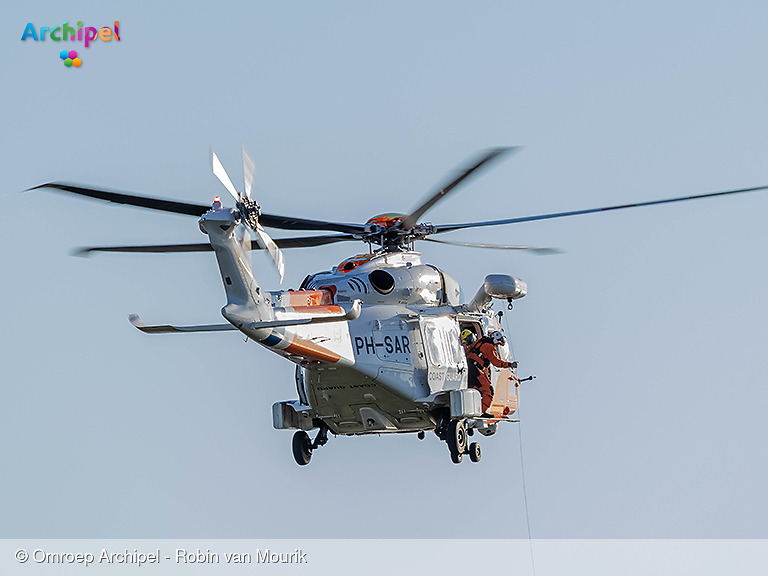 Foto behorende bij Parasailer belandt in de duinen bij Ouddorp