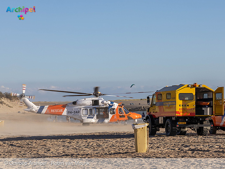 Foto behorende bij Parasailer belandt in de duinen bij Ouddorp